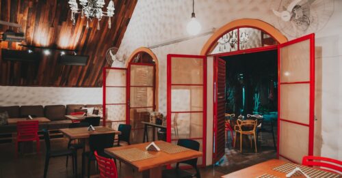 découvrez notre restaurant offrant une ambiance conviviale et une cuisine savoureuse, préparée avec des ingrédients frais et de qualité.